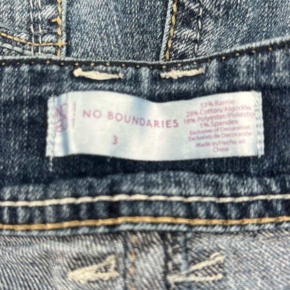 No Boundaries Cuffed Hem Jean Shorts Size 3 Women’s - Picture 2 of 4